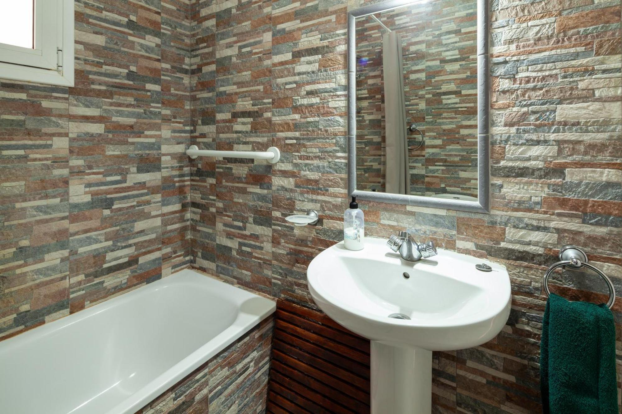 Bright Spacious 1 Bed Apartment Нерха Екстер'єр фото